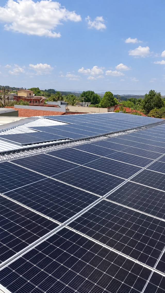 Energia solar empresarial: painéis solares em telhado de empresa em Barra do Garças, MT