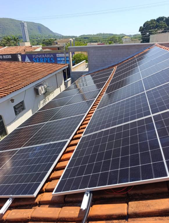 Painéis solares instalados em telhado de casa — energia solar residencial