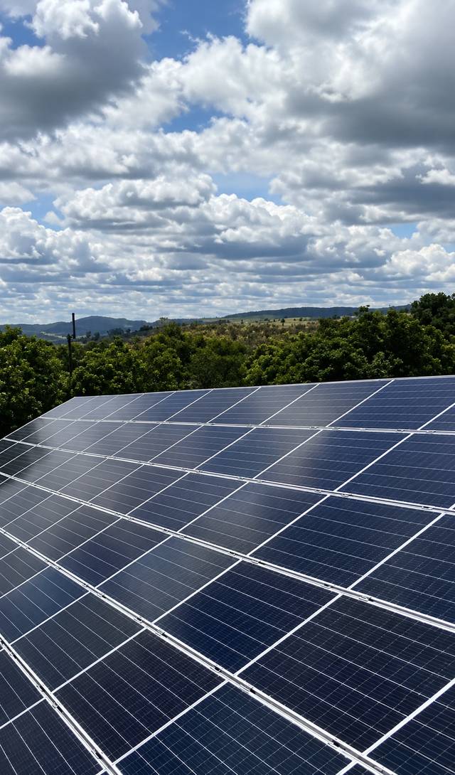 Energia solar rural: painéis solares instalados em propriedade rural